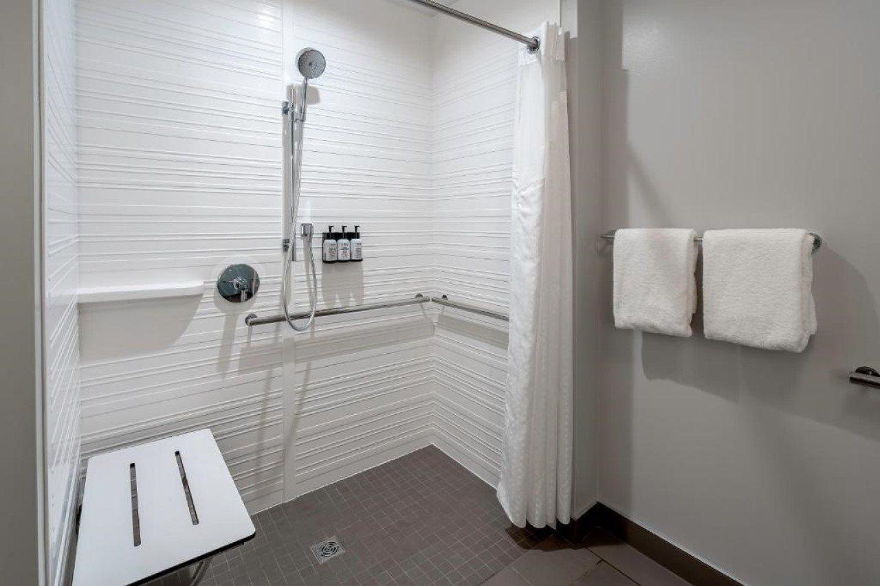 Avid Hotels Milwaukee West - Waukesha By Ihg Pewaukee Extérieur photo